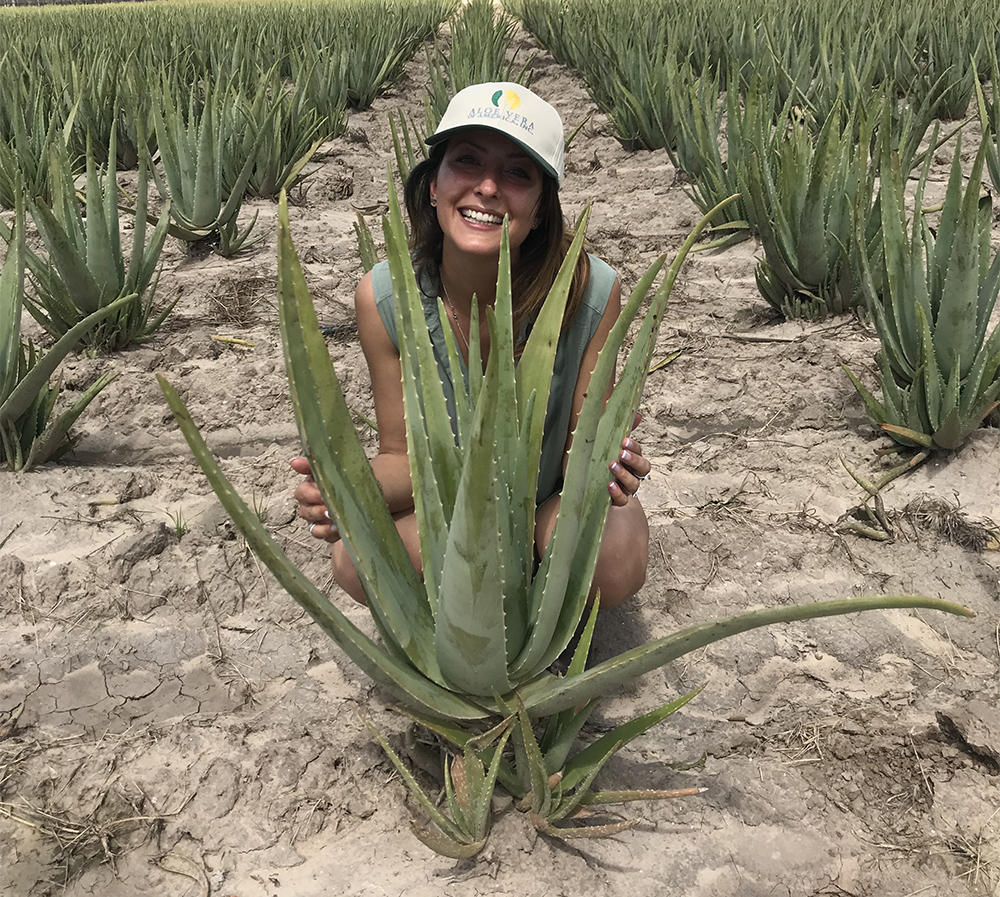 Cristina Caprasecca abbraccia una pianta di Aloe